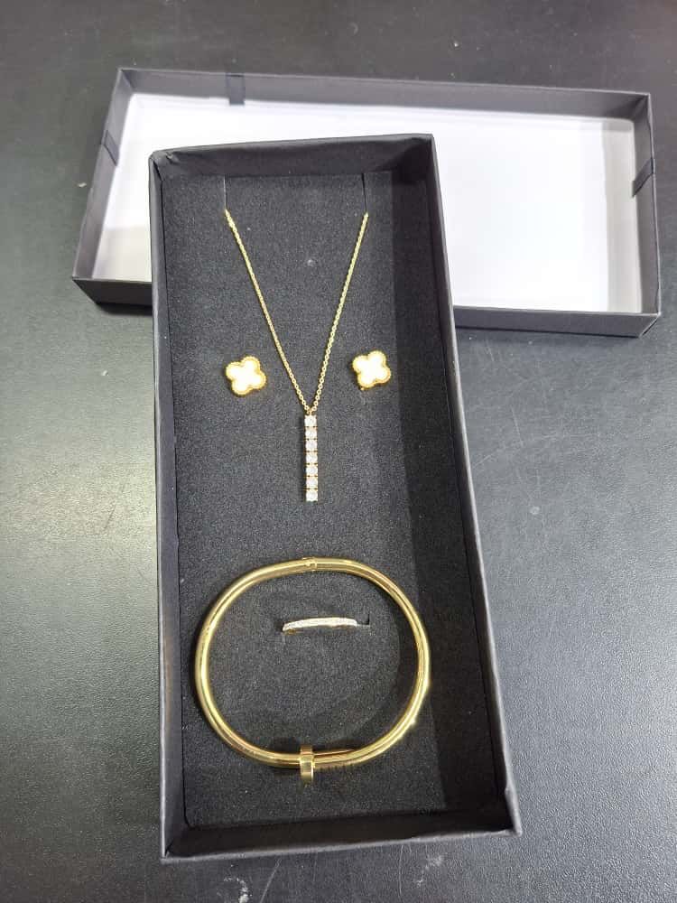 4 piece Jewellery set Gold BR FLW